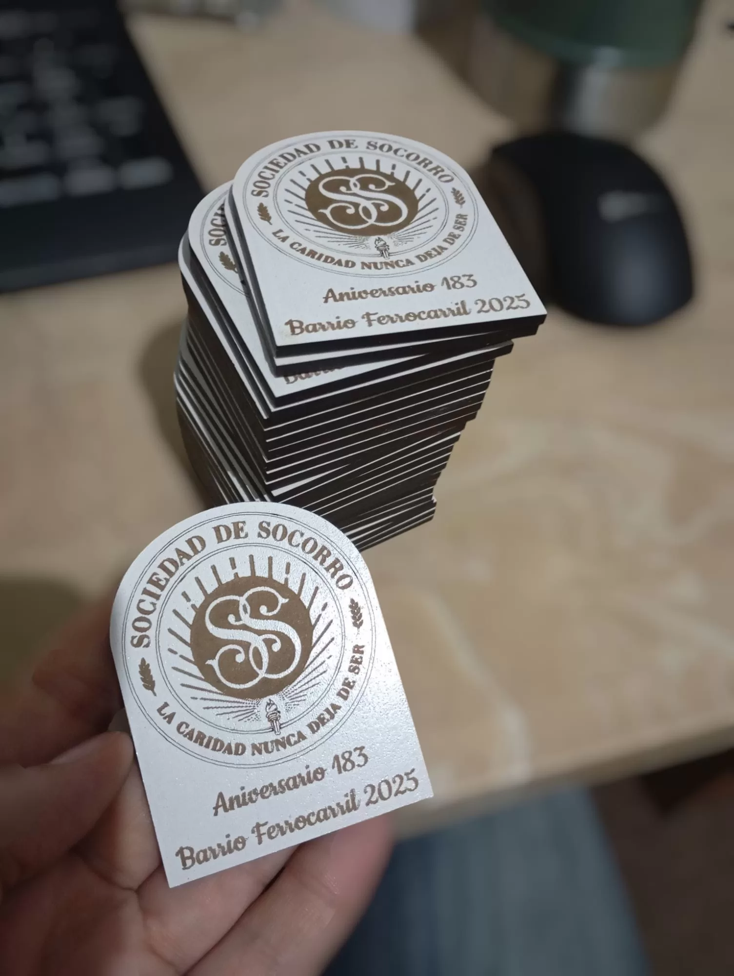 Imán de Sociedad de Socorro en MDF | Personalizado para tu Barrio o Evento
